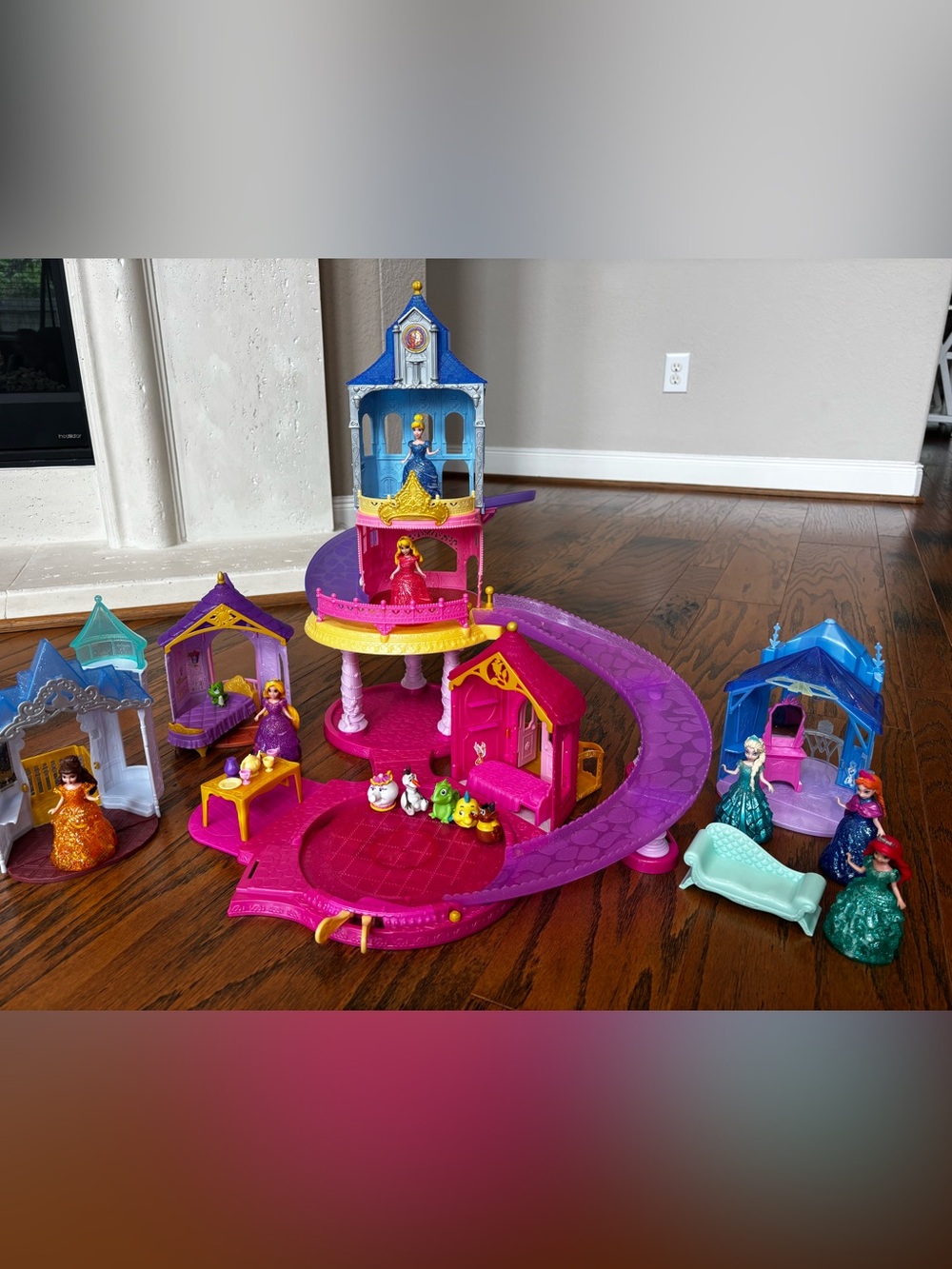 Disney Princess Glitter Glider Castle
- Complete with Accessories!